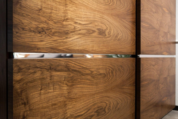 Omara Suuri with brown sliding doors 265 cm