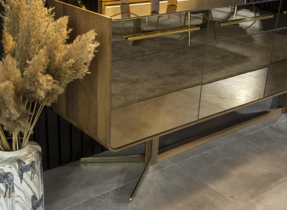 Table with mirror