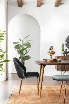 Table with 8 brown chairs