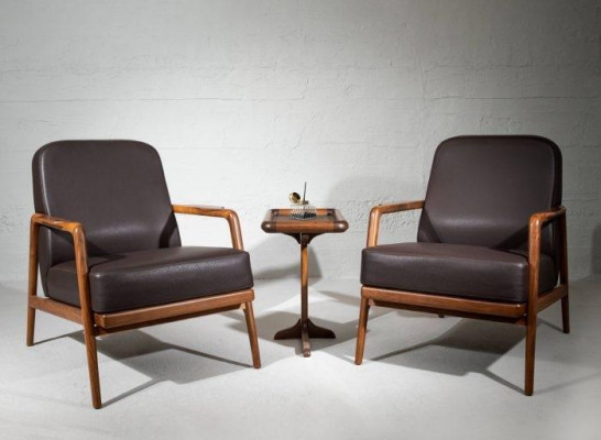 Design Accent: Armchair in Trend Color with Simple Wooden Frame, New