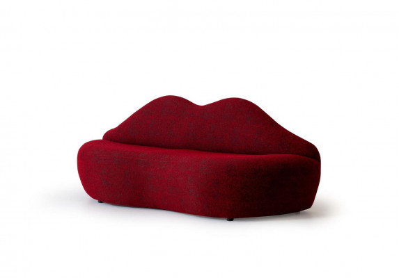 Designer 3-seater sofa red color in the shape of lips stylish seat cushion
