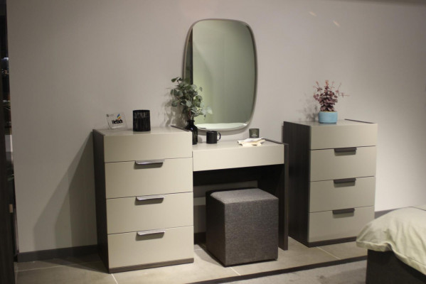 Design vanity table with mirror, luxury bedroom furniture, 3-piece stool set, new.