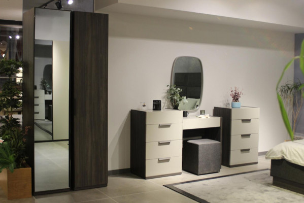 Design vanity table with mirror, luxury bedroom furniture, 3-piece stool set, new.