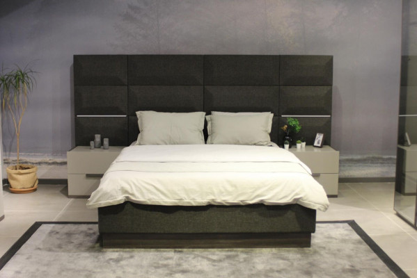 Luxury bedroom set designer bed with 2 nightstands, completely new 3 pieces.