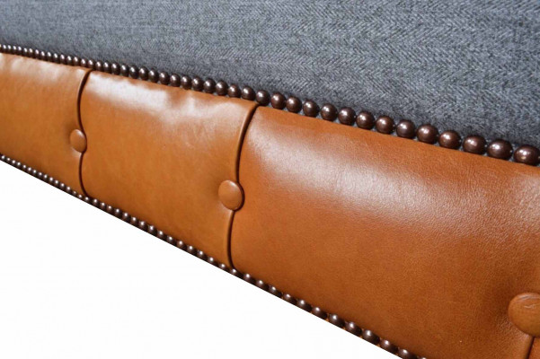 Luxurious faux leather sofa in Chesterfield 3-seater sofa design with three seats