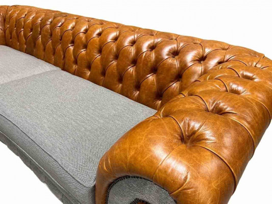 Classic 4-seater Chesterfield couch in brown - High-quality textile and elegant leather design
