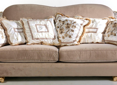 Classic Chesterfield Sofa Three-Seater for Stylish Living Spaces