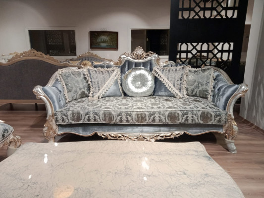 Three-seater sofa 3 blue carved legs silver-tone Chesterfield couches