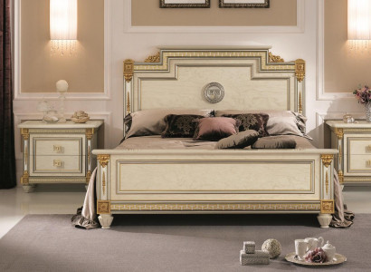 Bed + 2x Nightstands 3-piece Bedroom Set Designer Luxury Bedroom Baroque