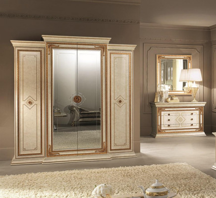 Classic antique-style wardrobe cabinet wood wardrobe bedroom baroque