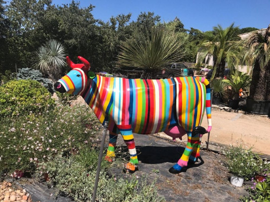 Designer Abstract Modern Figure Cattle Luxury Plastic Deco Garden Sculptures