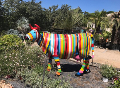Designer Abstract Modern Figure Cattle Luxury Plastic Deco Garden Sculptures