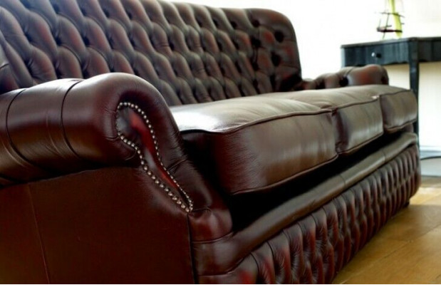 Brown Chesterfield 3-seater in antique style designer living room couch