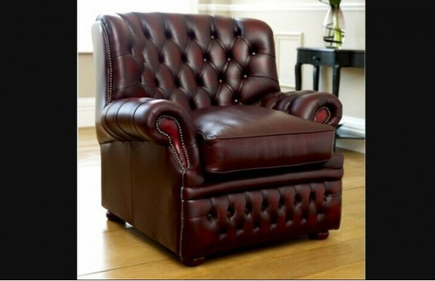 Brown Chesterfield 3-seater in antique style designer living room couch