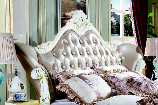 King size double bed with leather headboard in classic Chesterfield-style design