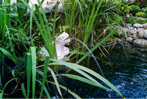 Garden figure "Frog Fountain" 20cm pond figure human stone casting