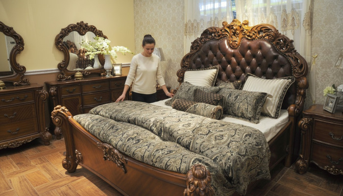 Classic bed baroque rococo chesterfield style double leather hotel antique