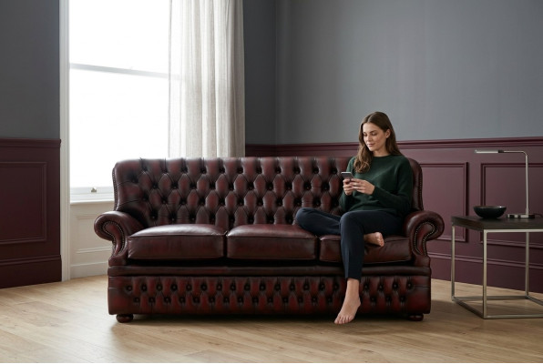Brown Chesterfield 3-seater in antique style designer living room couch