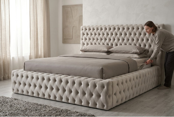 Elegant Chesterfield Design English Double Bed in Beige - Beds with Timeless Style
