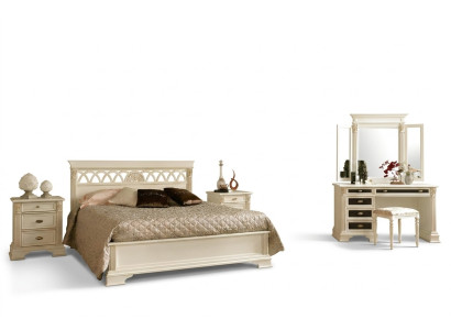 Classic bed with 2 nightstands, 3-piece bedroom set. Italian furniture, solid wood, baroque style.