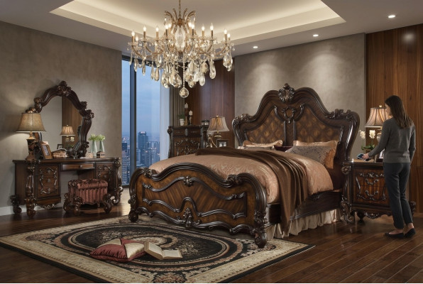 Chesterfield double bed, bed design, luxury beds, baroque antique style.