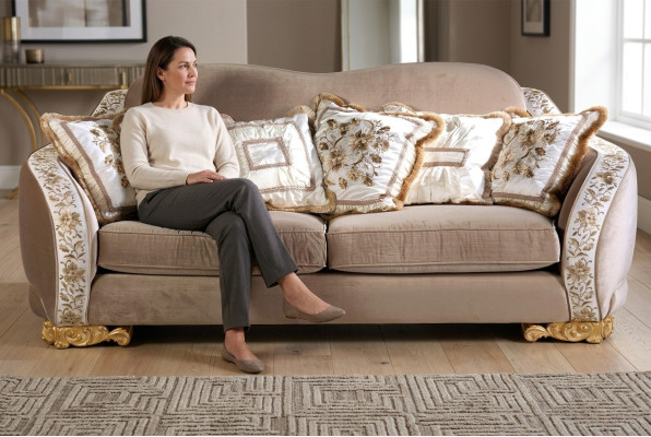 Classic Chesterfield Sofa Three-Seater for Stylish Living Spaces