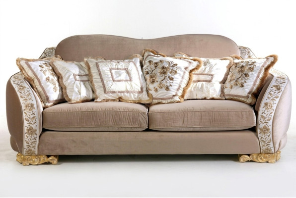 Classic Chesterfield Sofa Three-Seater for Stylish Living Spaces