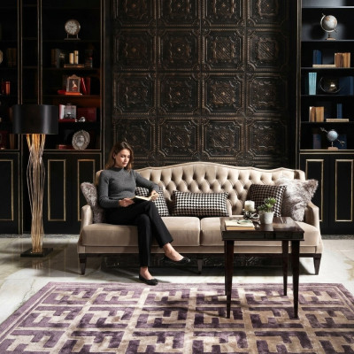 Elegant three-seater Chesterfield sofa in gray – timeless upholstery for your home.