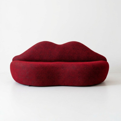 Designer 3-seater sofa red color in the shape of lips stylish seat cushion