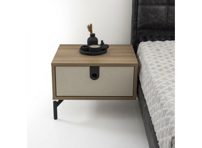 Moderner Nachttisch in Creme mit einer Schublade und schwarzen Griffdetails
