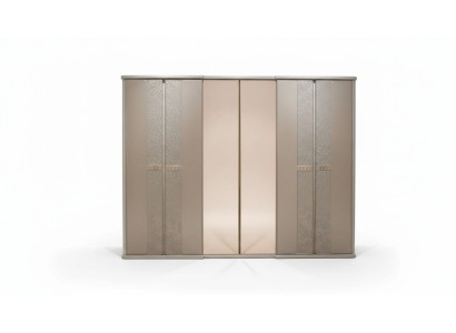 Eleganter beiger Kleiderschrank aus Holz im klassischen Stil