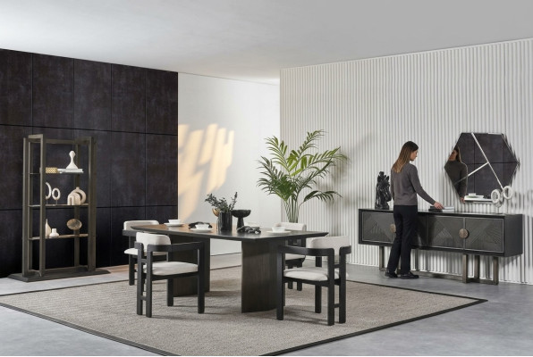 Elegant dining table with 4 chairs and console