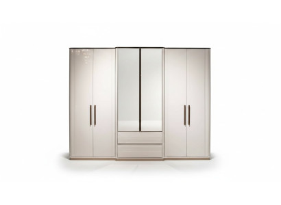 Beiger Kleiderschrank aus Holz modern eleganter Stauraum