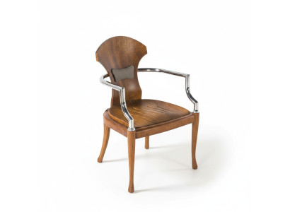 Brauner Holzstuhl im eleganten Design für Wohnzimmer und Büro