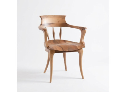 Brauner Holzstuhl im eleganten Design für Wohn- und Essbereiche