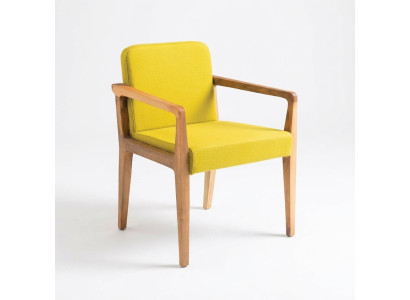 Gelber Stoffsessel im modernen Design