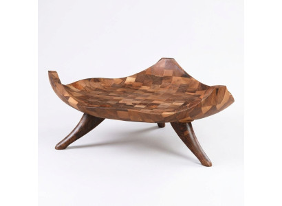 Moderner brauner Holz-Couchtisch mit eleganter Optik