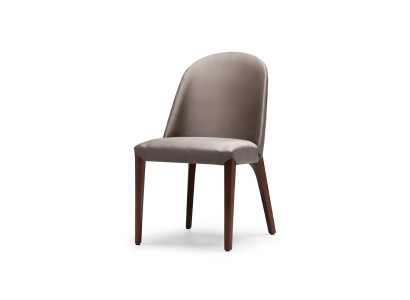 Eleganter brauner Holzstuhl im klassischen Design