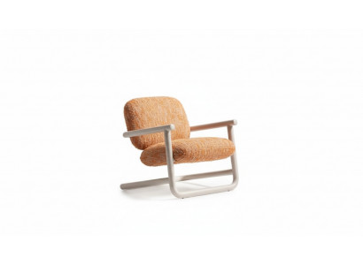 Moderner orangefarbener Stoffsessel aus Textil und Metall
