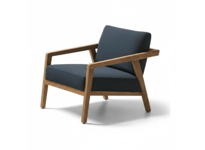 Elegant and minimalist table. Comfortable. Modern.