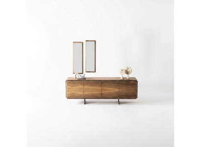 Elegantes braunes Holzsideboard mit Spiegel in warmem Braun