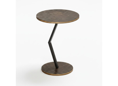 Der kleine und handliche Beistelltisch findet überall Platz.