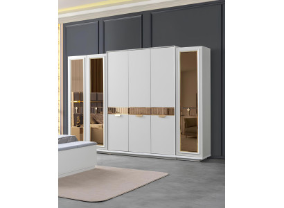 Schöner Kleiderschrank mit glänzenden Spiegeln und modernen Akzenten