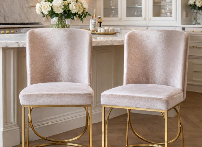 Zwei elegante Samtstühle mit goldenem Metallrahmen im modernen Stil
