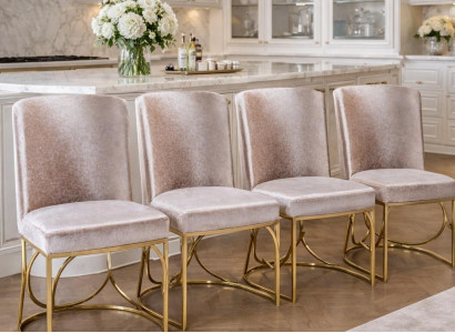 Set aus vier eleganten Samt-Essstühlen mit goldenem Metallrahmen