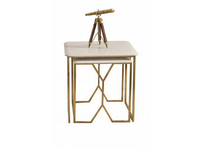 Eleganter Beistelltisch mit weißer Oberfläche und goldenen Akzenten