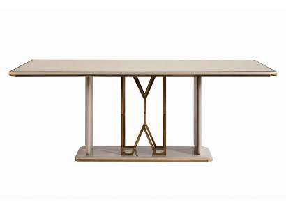 Luxuriöser Esstisch mit goldener Geometrie und edler Glasplatte