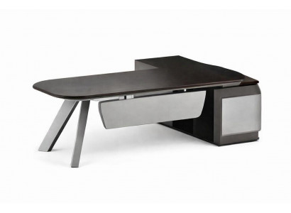 Eleganter Chefschreibtisch mit Holzoberfläche und silbernen Akzenten