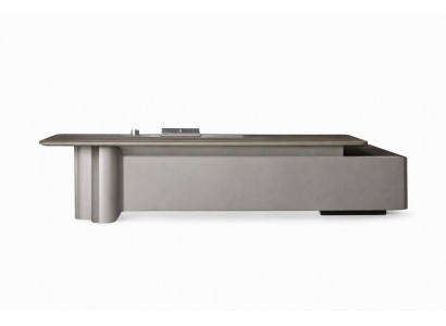 Eleganter Chefschreibtisch mit Holzoberfläche und taupefarbenem Design