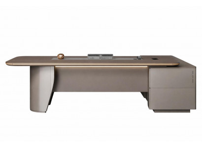 Eleganter Chefschreibtisch mit Holzoberfläche und modernem Design
